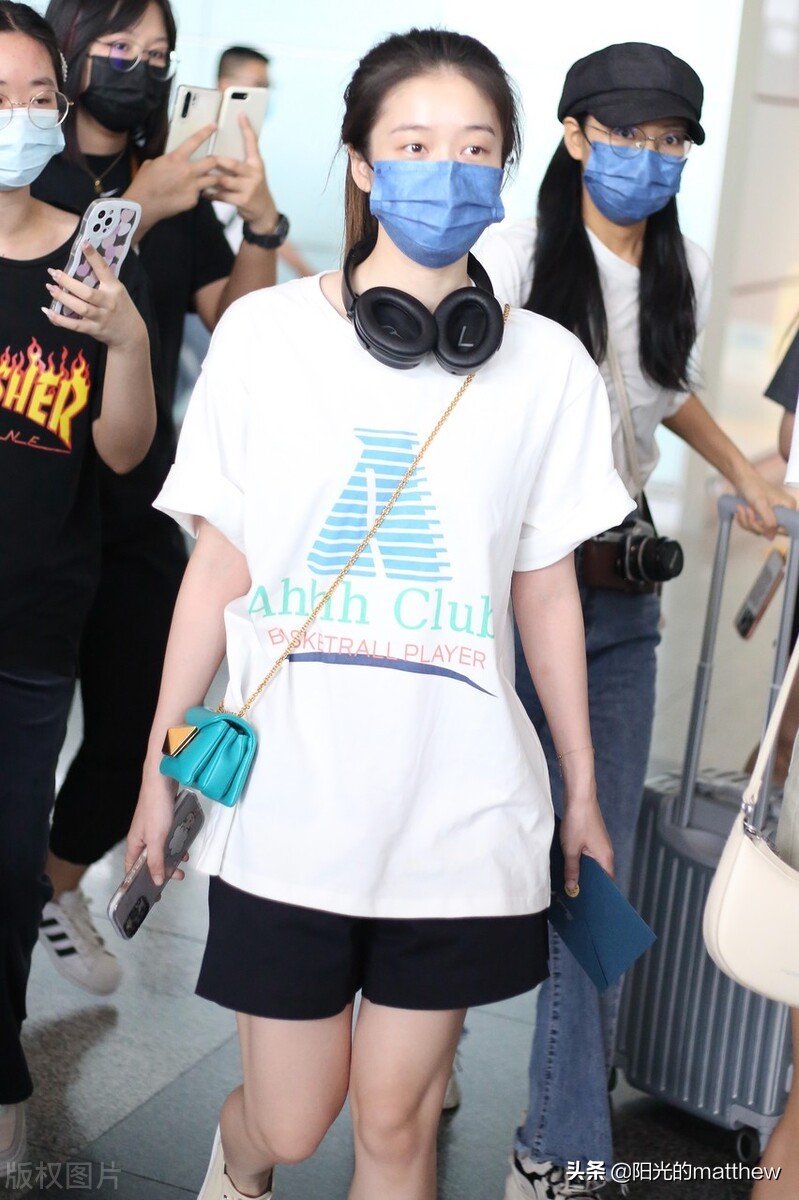 街拍：张雪迎白Tee+运动短裤+小白鞋清纯休闲