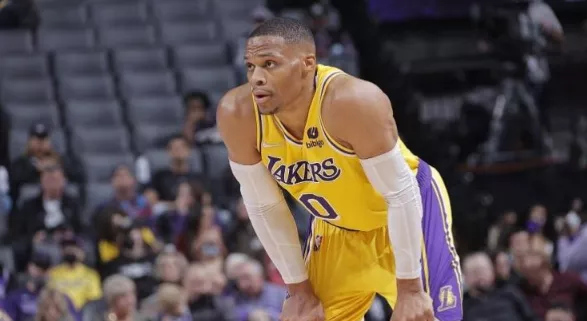 詹姆斯20 10 11（里程悲！20+10+11！詹姆斯100次三双！全场22次失误打毛啊）