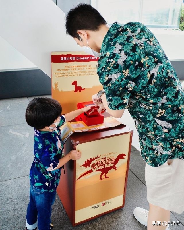陈凯琳夫妇带儿子看“恐龙”郑嘉颖和儿子吃东西嘴对嘴很有爱