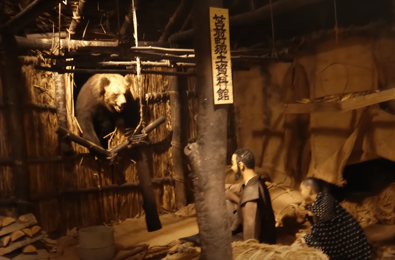 黑龙江男子挖野菜被熊攻击，遇熊时，快速离开还是“原地装死”？