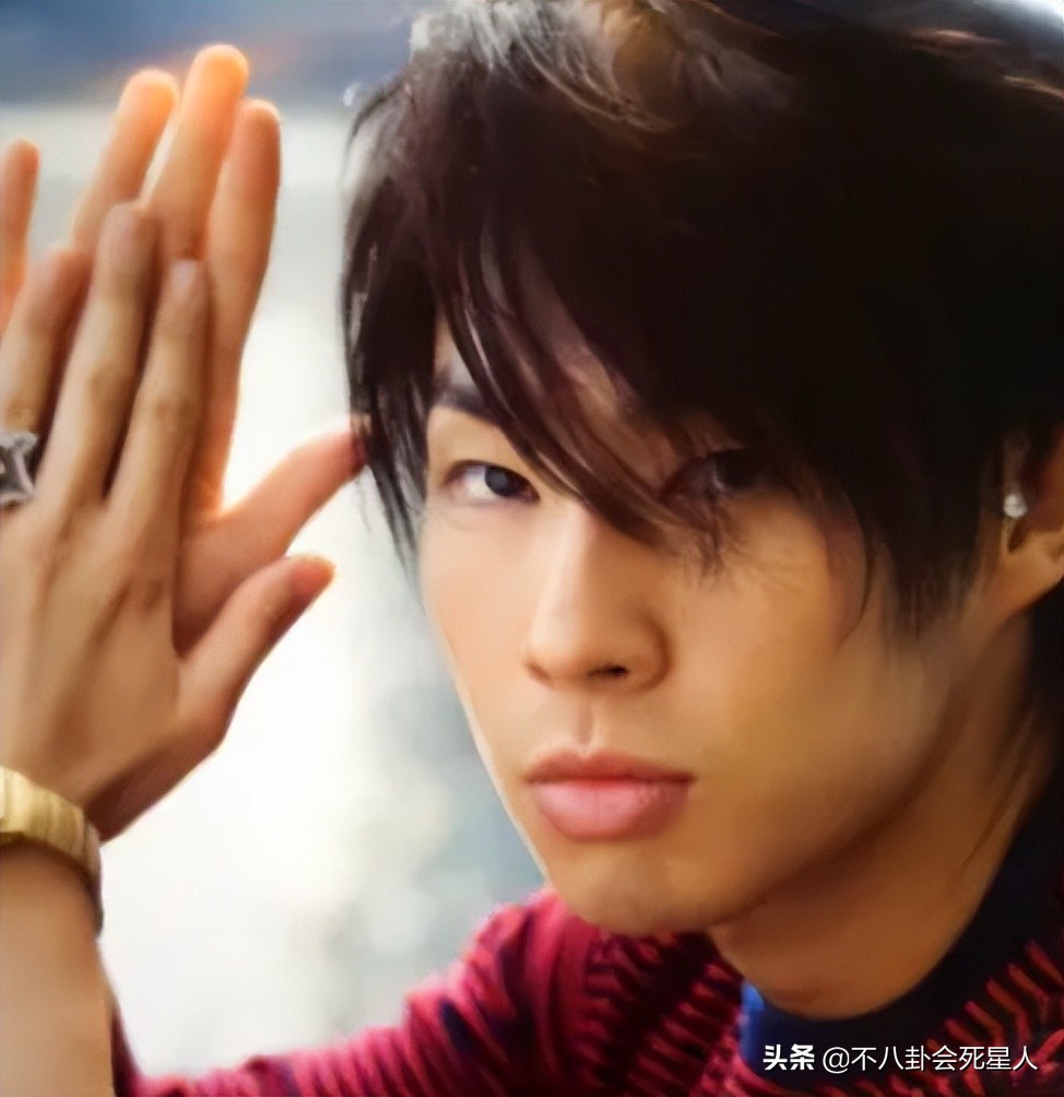 厚嘴唇、大鼻孔、长方脸，这7位男星看似很帅，实则奇怪