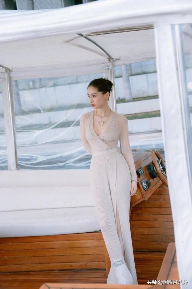 身材娇小却性感十足的这些女星比例极佳,身材热辣,让人心神荡漾