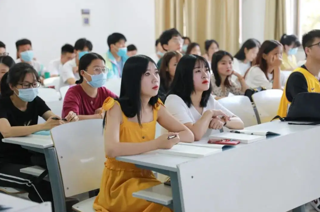 读4年本科要花多少钱？大概需要这个数，普通家庭很有压力