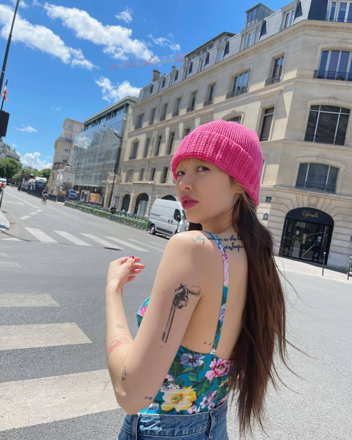 泫雅巴黎夏日烈日下的针织帽时尚秀出丰盈的身材