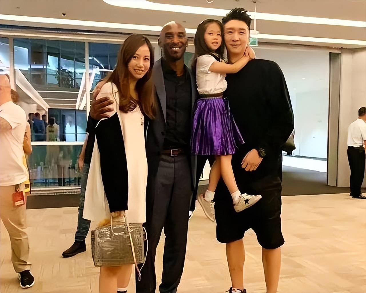 孙锐为什么不继续打nba(孙锐近日出席活动！娇妻国外生活丰富多彩，与美国帅哥玩得很嗨)