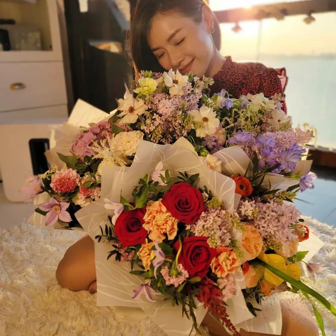 陈茵媺晒在家过情人节，仪式感满满，获“4位情人”送花备受宠溺