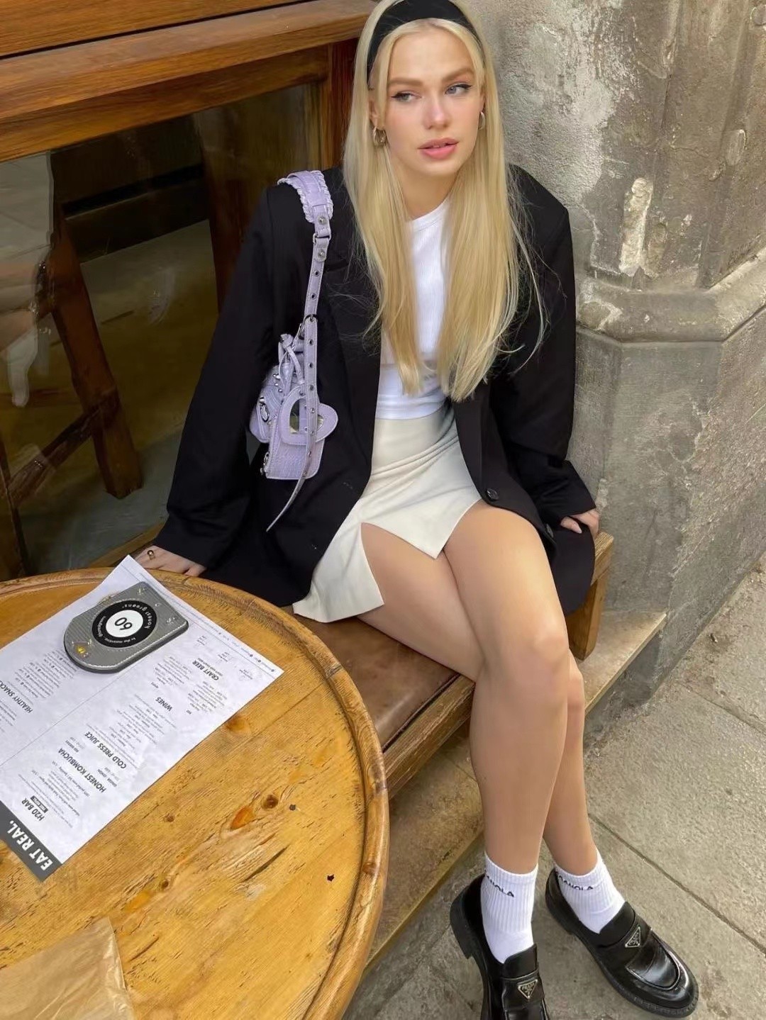 足球鞋配什么衣服最好看（穿对鞋子，有时候比穿对衣服还重要！裙装+平底鞋，时尚感更足）