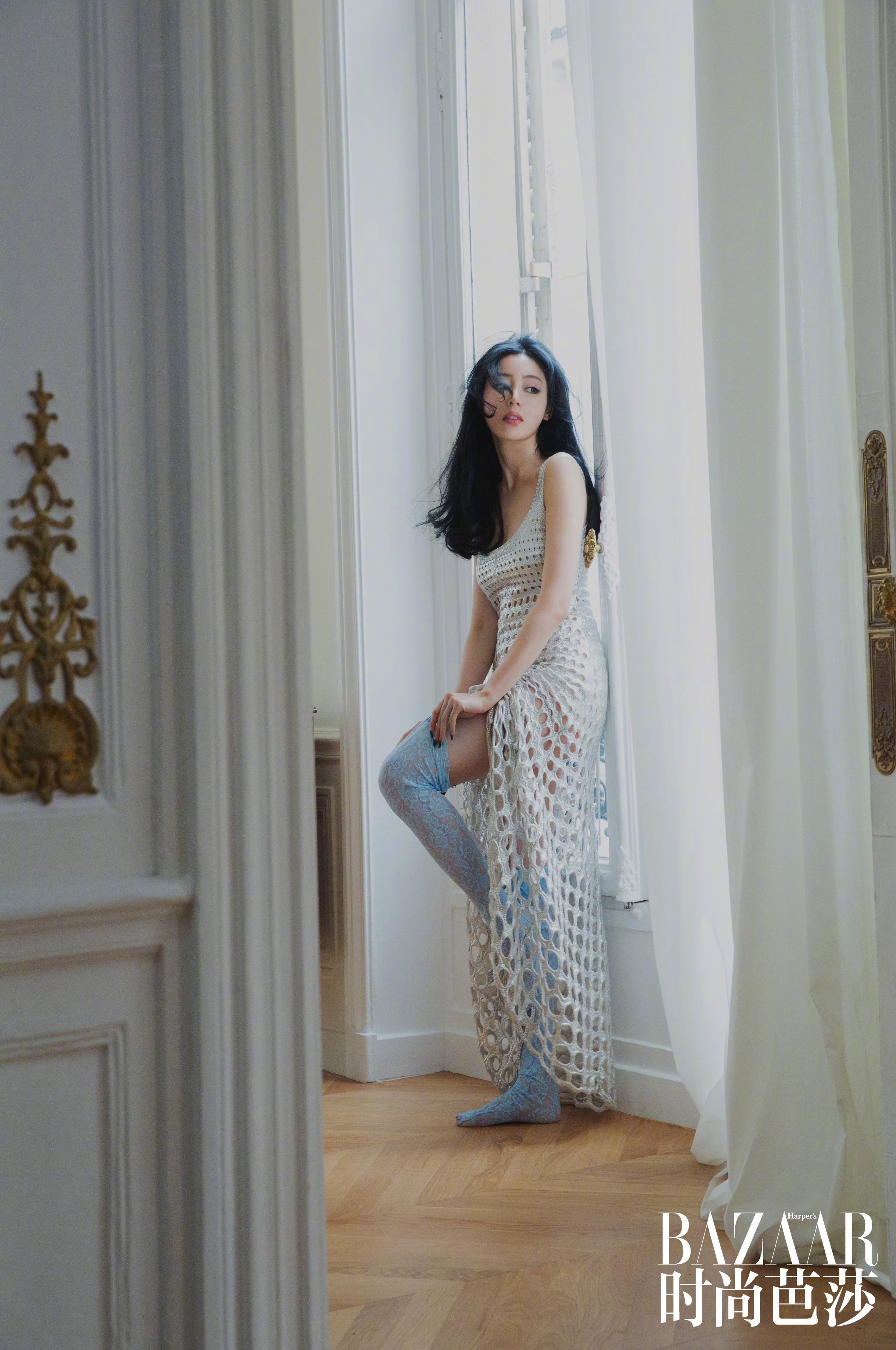 张天爱登mini芭莎封面,真空穿渔网流苏衫,演绎半遮半露的性感