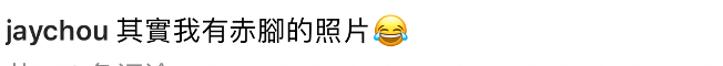 42岁周杰伦罕晒穿西装旧照！脸上胡子全刮干净，皮肤白净手指超长