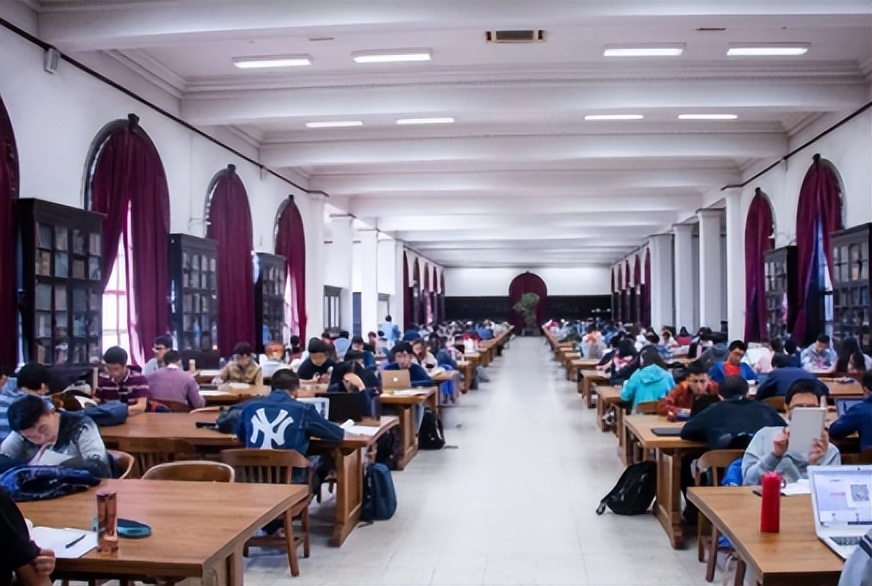 ​清华大学清一色的“苹果电脑”，引起众人嘲讽，网友评论值得深思