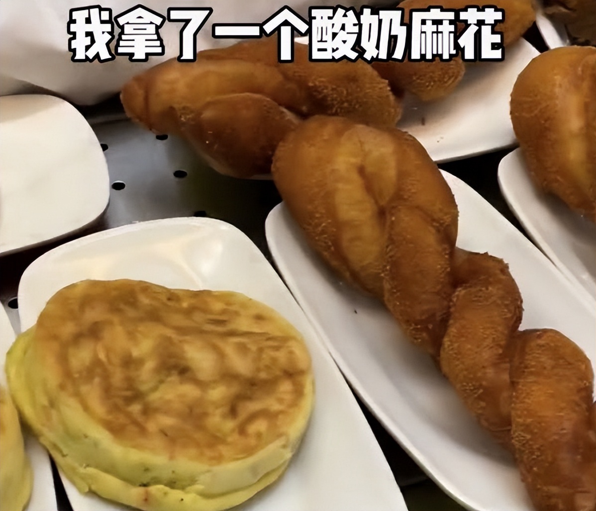 清华大学食堂里面有什么？汇集各地风味美食，大学生吃得相当开心