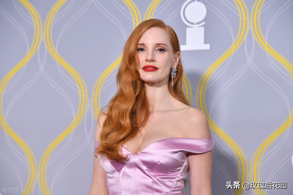 杰西卡-查斯坦亮相颁奖礼活动，身穿粉色长裙少女感十足