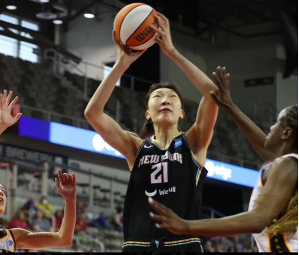 韩旭16分5板2帽扬威美国，破5大纪录，WNBA点名歌颂中国女篮王牌