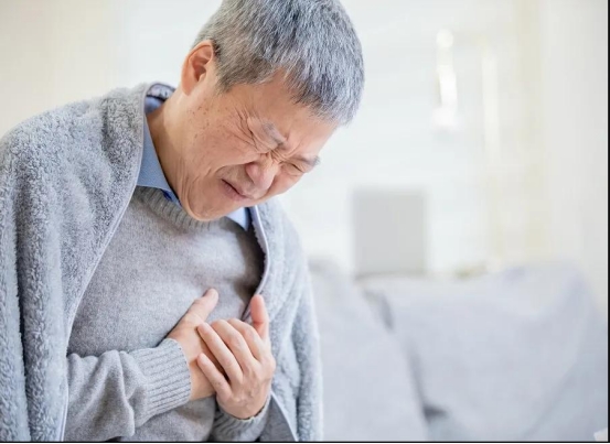 66岁老人锻炼时猝死，身体发出这些信号时，提醒你该休息了