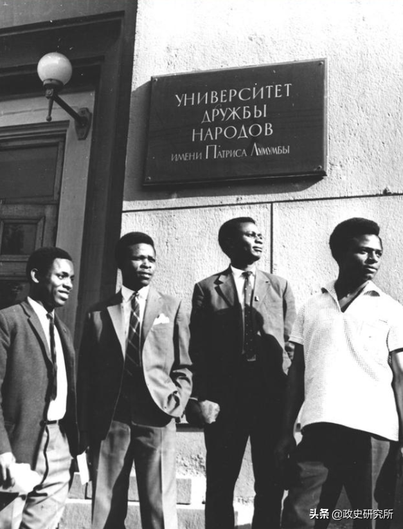 黑人留学生疯狂“猎艳”苏联女郎，遭苏联青年狂揍，引发黑人运动