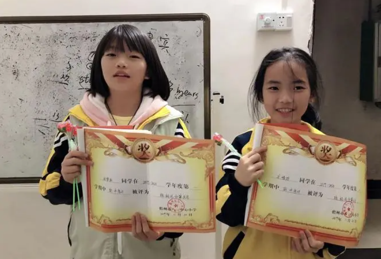 学校统一买的100元保险（女生期末成绩优异）