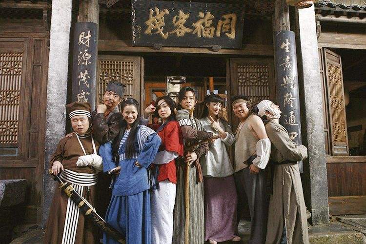 离婚18年了，闫妮和前夫邹伟的人生状况，有何不同？