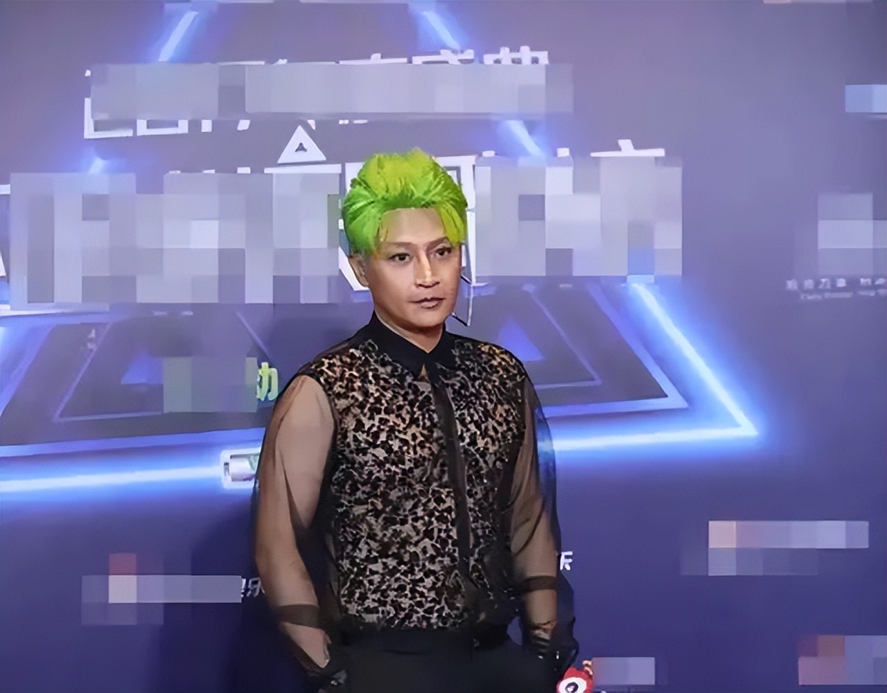 男明星在红毯上作的“怪”，穿丑衣、爱作妖，风头出尽