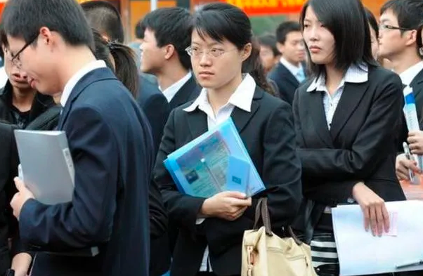 毕业想进铁路局，这4个专业值得学生考虑，招聘数量多且待遇好