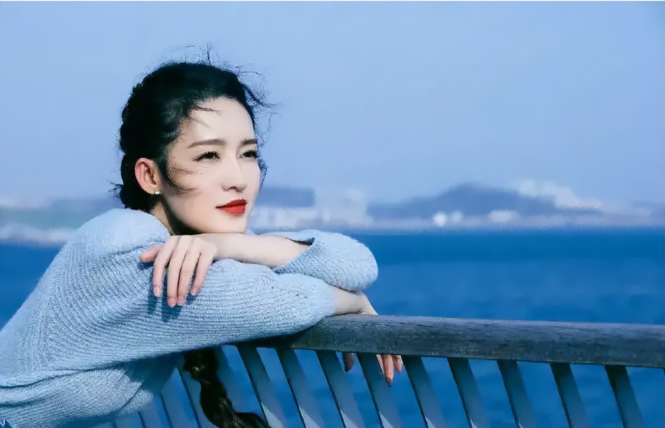 痘痘脸、赘肉、五五分！生图里的女星，让我看见了人间真实