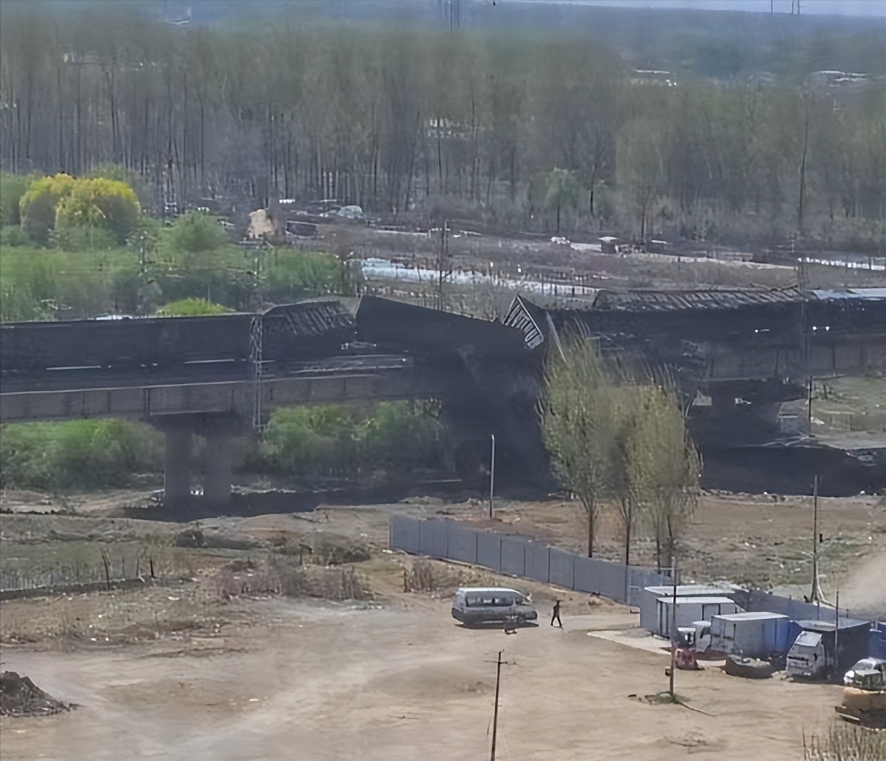 陆东福现场组织指挥大秦铁路货车脱线救援工作