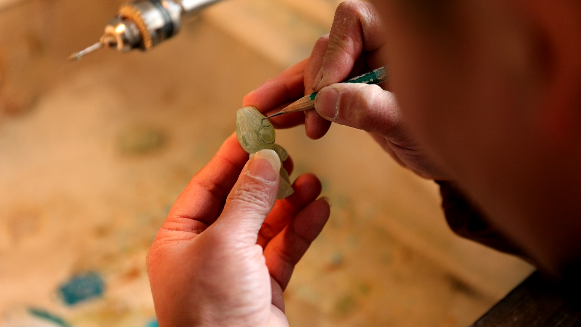 为迎接杭州亚运会这场盛会,在余杭仁和,工匠孙耀春用一双巧手精心雕刻