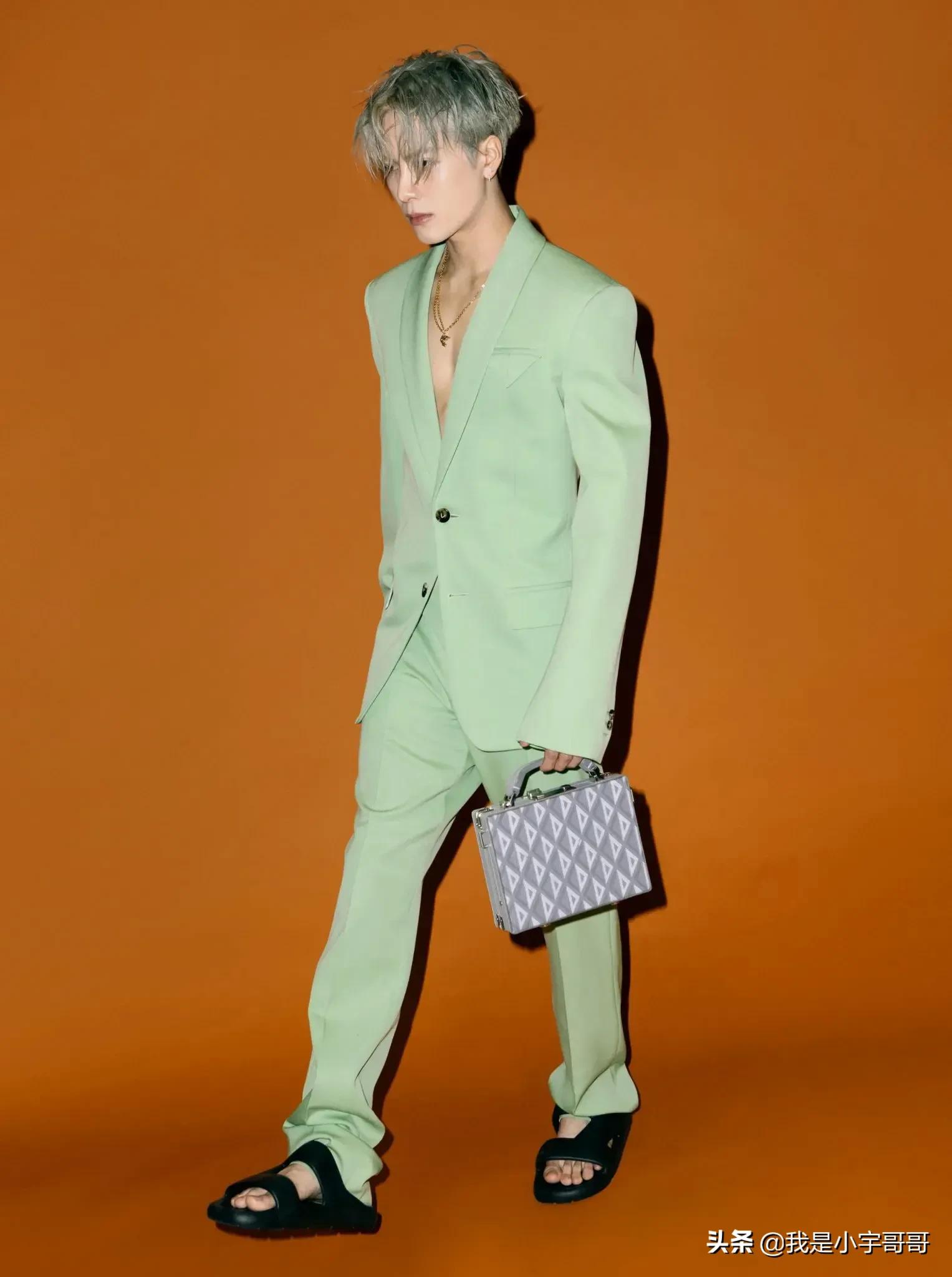 王嘉尔《CLASH》八月刊内页大片释出，尝试高跟鞋造型，时尚感强