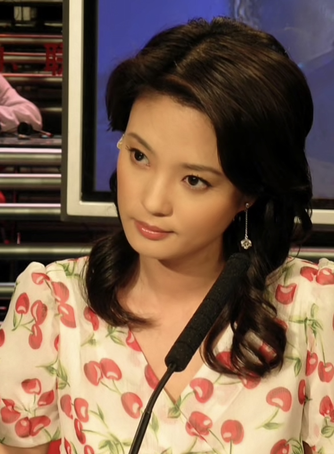 央视美女主持刘芳菲素颜曝光,皮肤白嫩紧致,46岁仍单身感情成谜