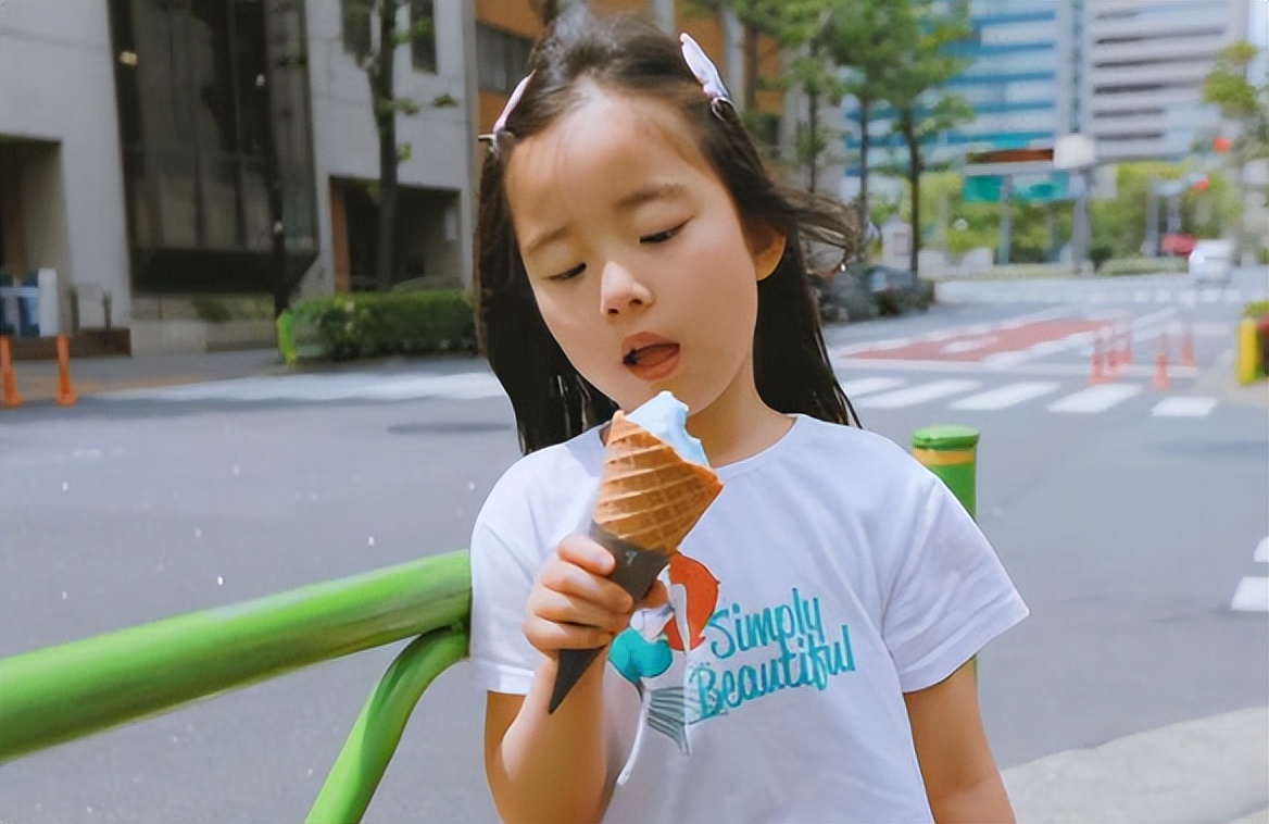 从小被允许吃冷饮的孩子，与被父母限制的孩子，3个方面差距大