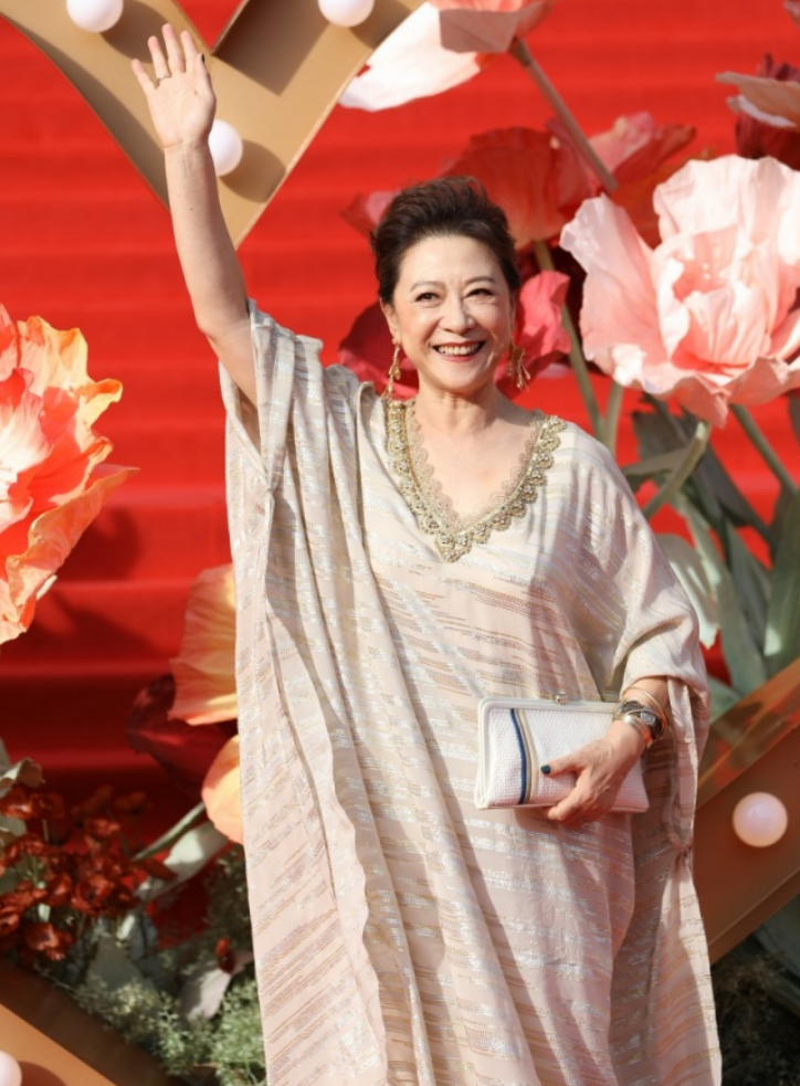 著名演员王馥荔:丈夫为娶她被开除,如今儿子成了夫妻俩的骄傲