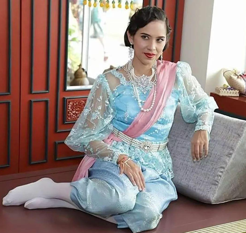 71岁乌汶叻公主看演唱会!扎起马尾辫穿时髦服装,冻龄显嫩有品位