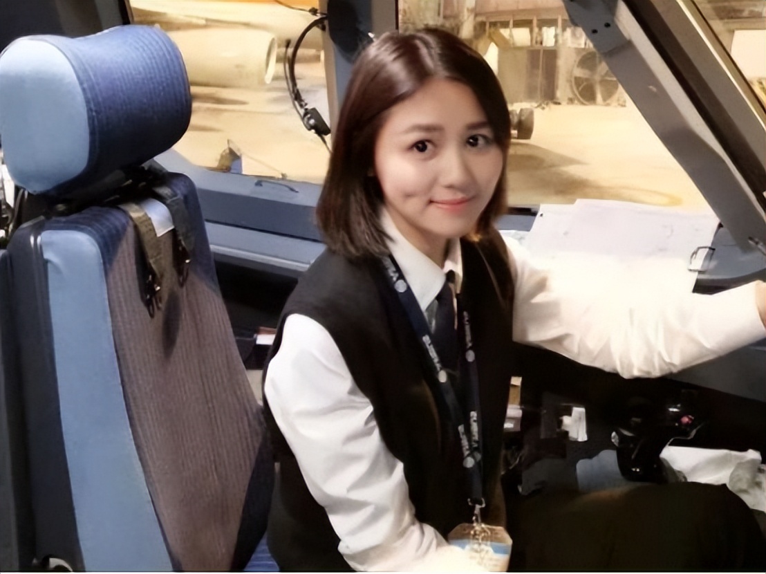 中国首位女机长伍倩玉:17岁开飞机,26岁当机长,巾帼不让须眉!