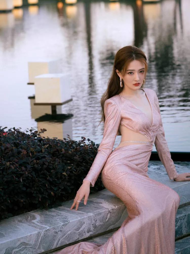 徐璐，五官精致，身姿优雅