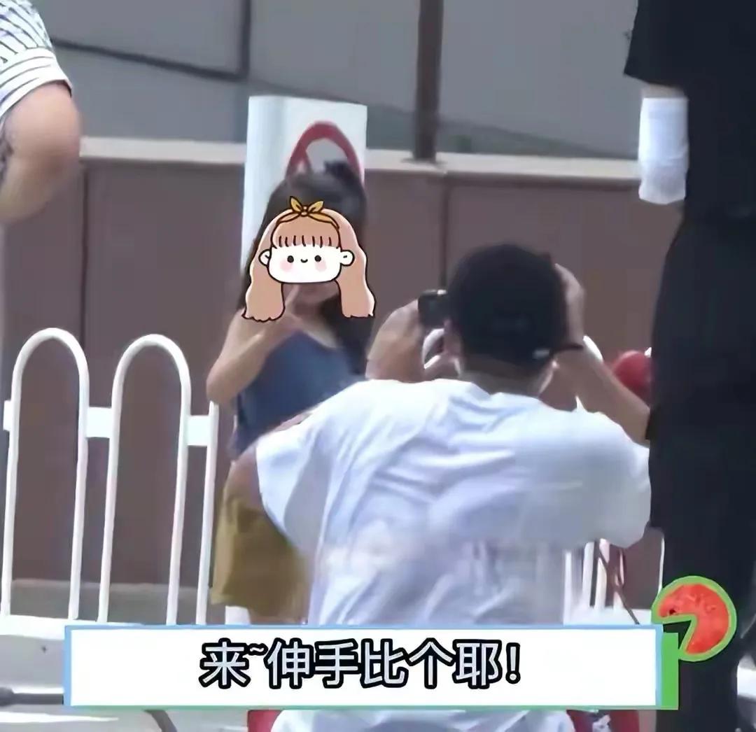 高圆圆片场和女儿互动温馨有爱，3岁Rhea活泼可爱，镜头感很强