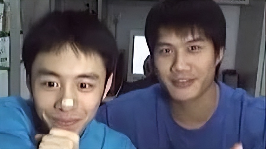 “网红鼻祖”后舍男孩：曾凭“对口型”火爆全网，如今怎么样了？