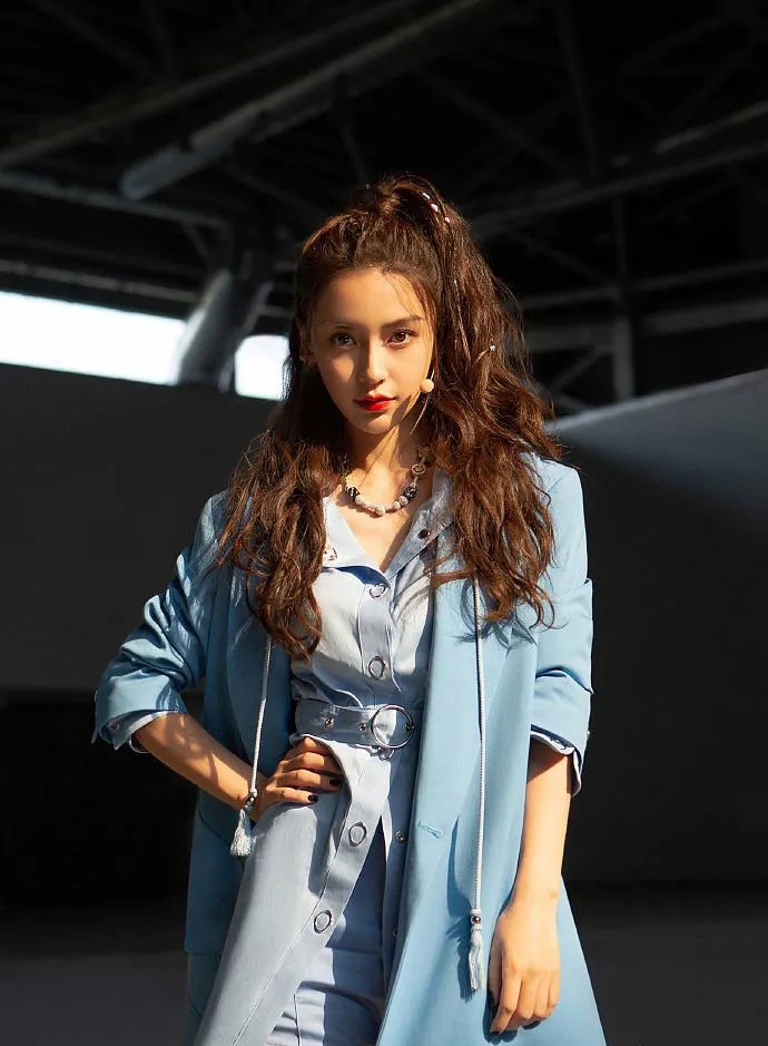 Angelababy杨颖西装外套酷酷的帅气