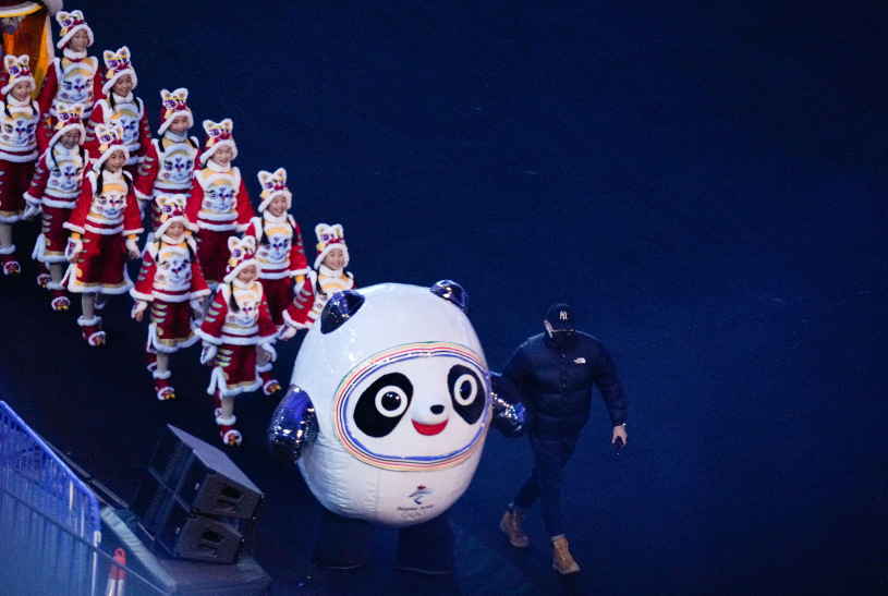 太美了吧！北京冬季奥运会开幕式：冰脚带狮子舞队登场，会场悬挂国旗。