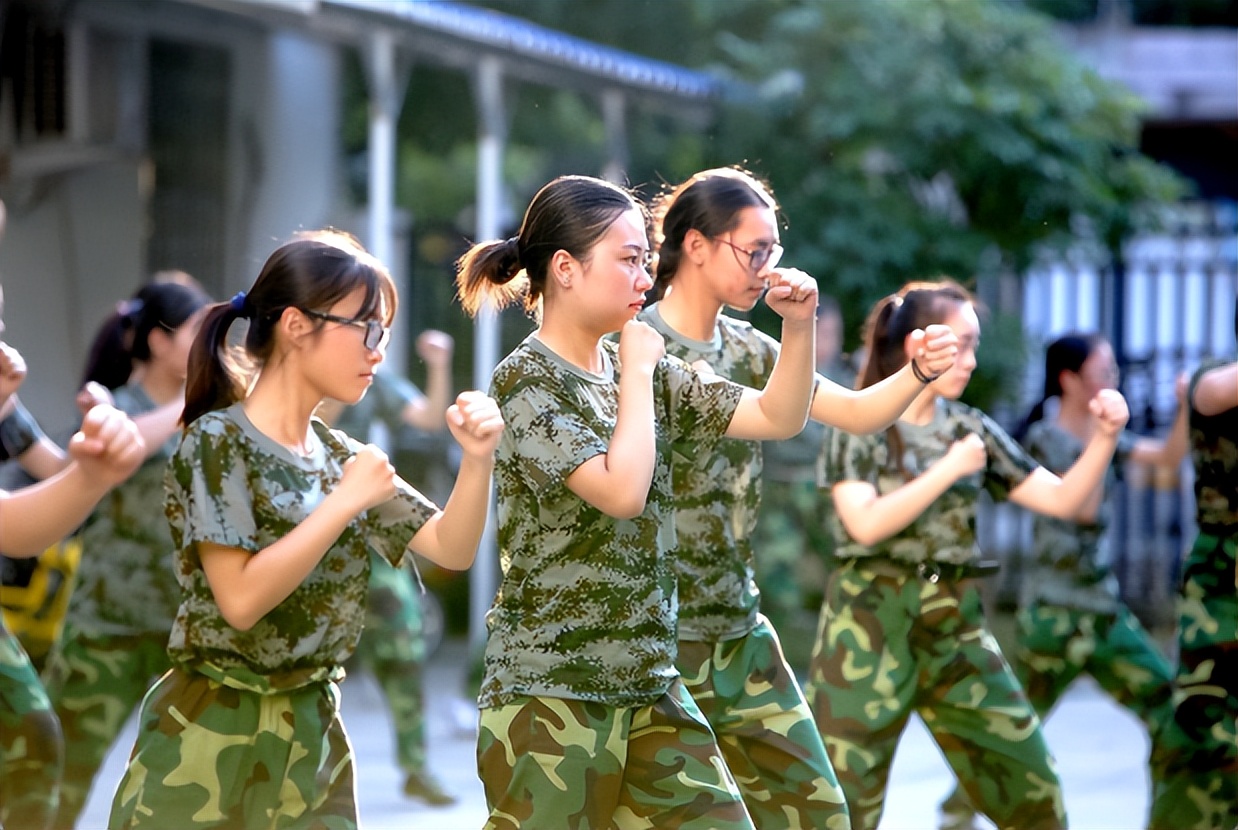 当2年义务兵的大学生，退伍后能拿到多少钱？想参军要知道