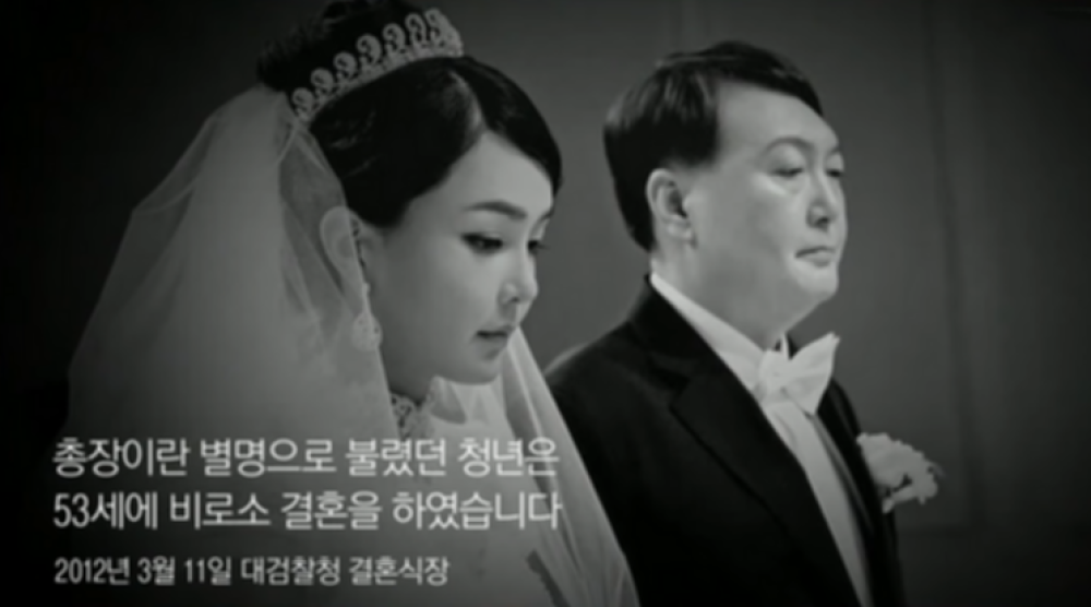 她年近半百还是“娇妻”，无子无女被宠爱10年，凭什么？