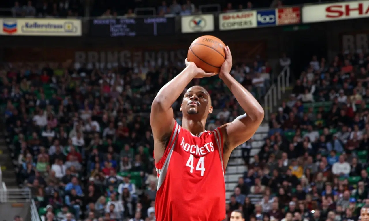 查克海耶斯为什么能上nba（罚球怪异的传奇生涯：从落选秀到被人熟知，NBA最矮的首发中锋）