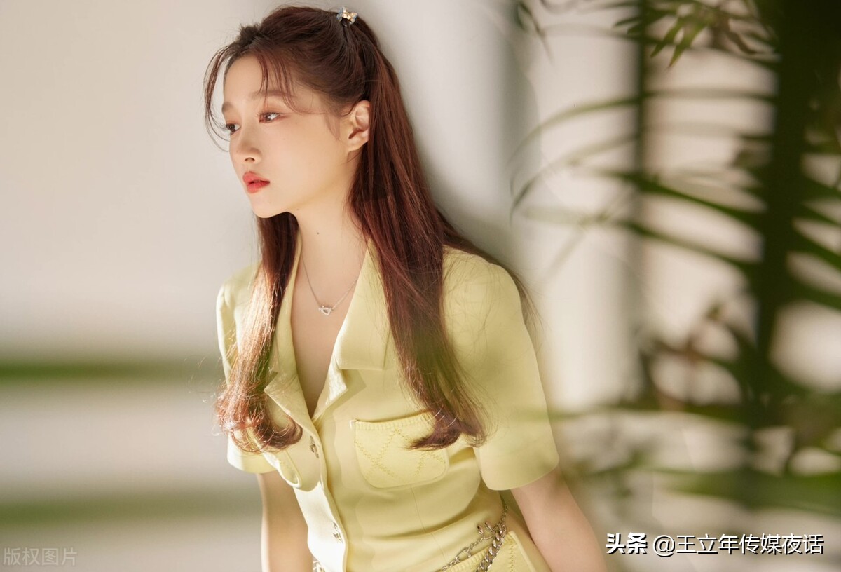 关晓彤BOBOSNAP封面大片：仲夏少女魅力绽放