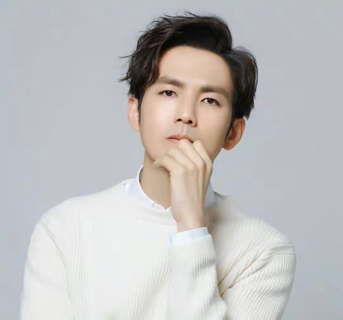 男人到了中年，尽量避开这3种发型，痞气又油腻，长得再帅也白搭