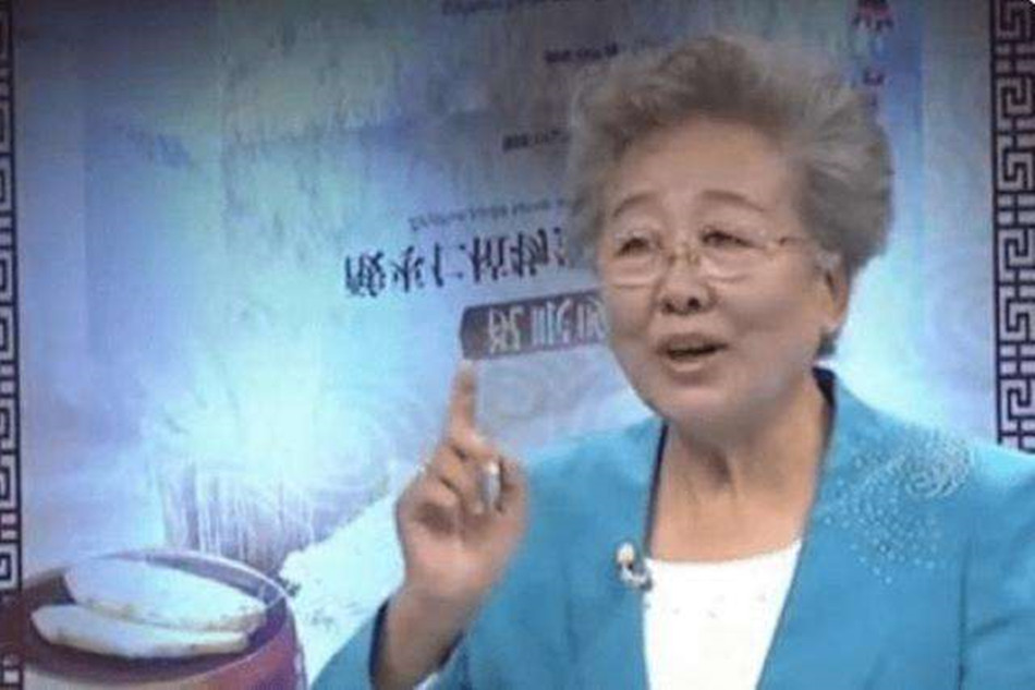 她被包装成“神医”，3年换9个身份，捞金80亿，专骗老年人