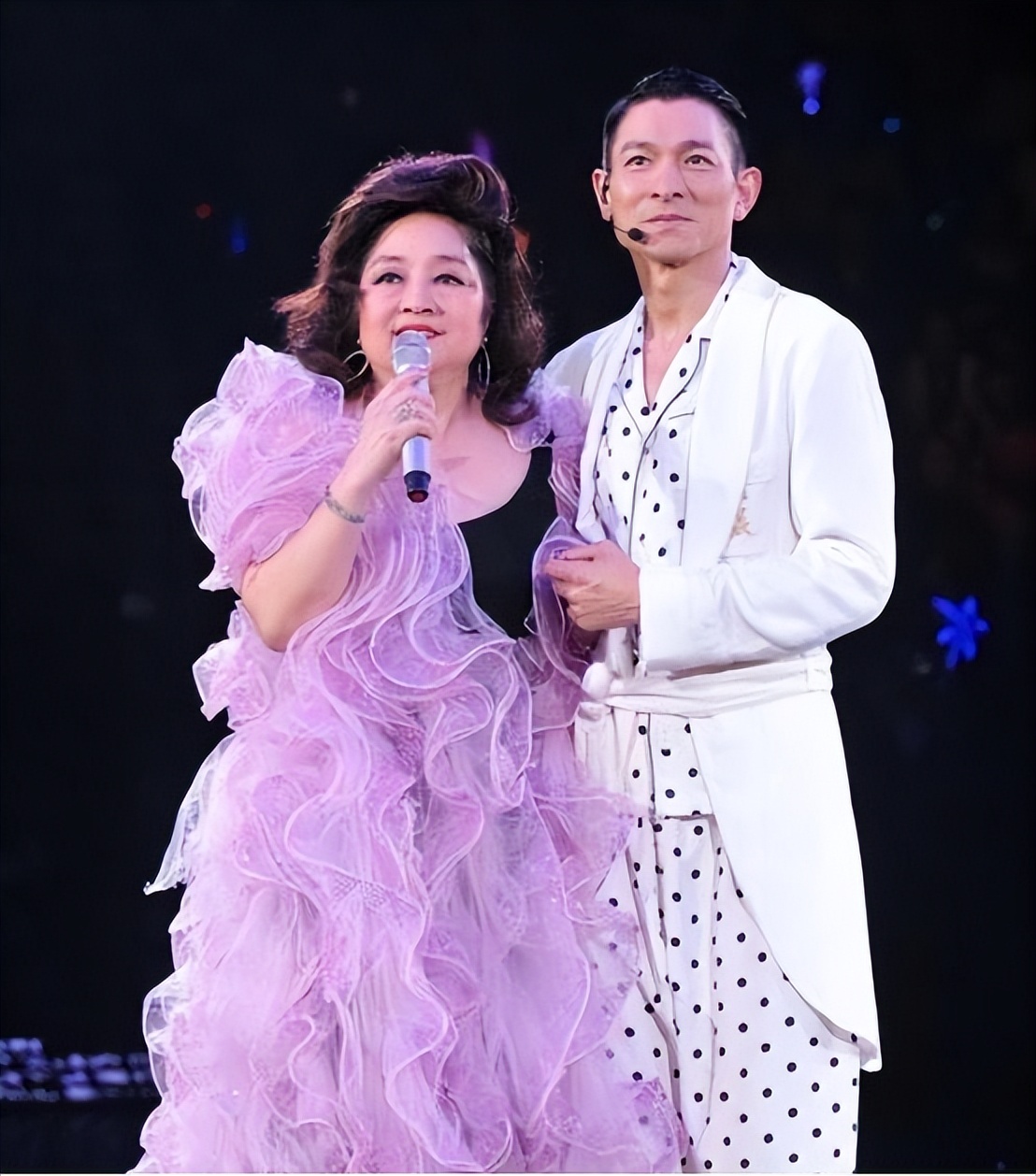 与邓丽君齐名,让刘德华下跪,歌坛天后徐小凤如今却晚节不保?