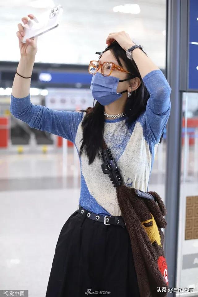 章若楠出发前往录制《中餐厅6》对着手机整理发型