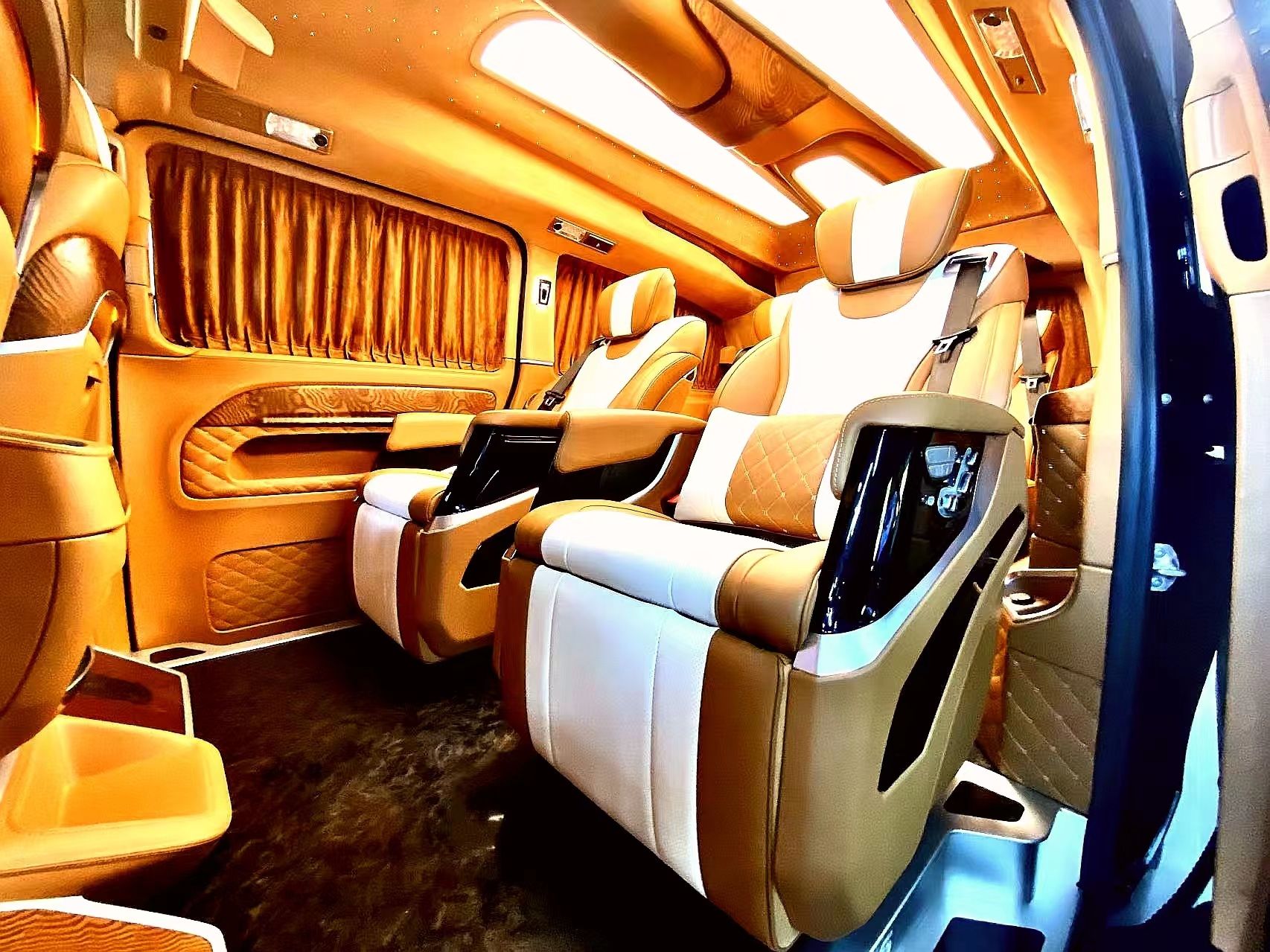 奔驰威霆高顶款“锦绣河山”整车新鲜出炉