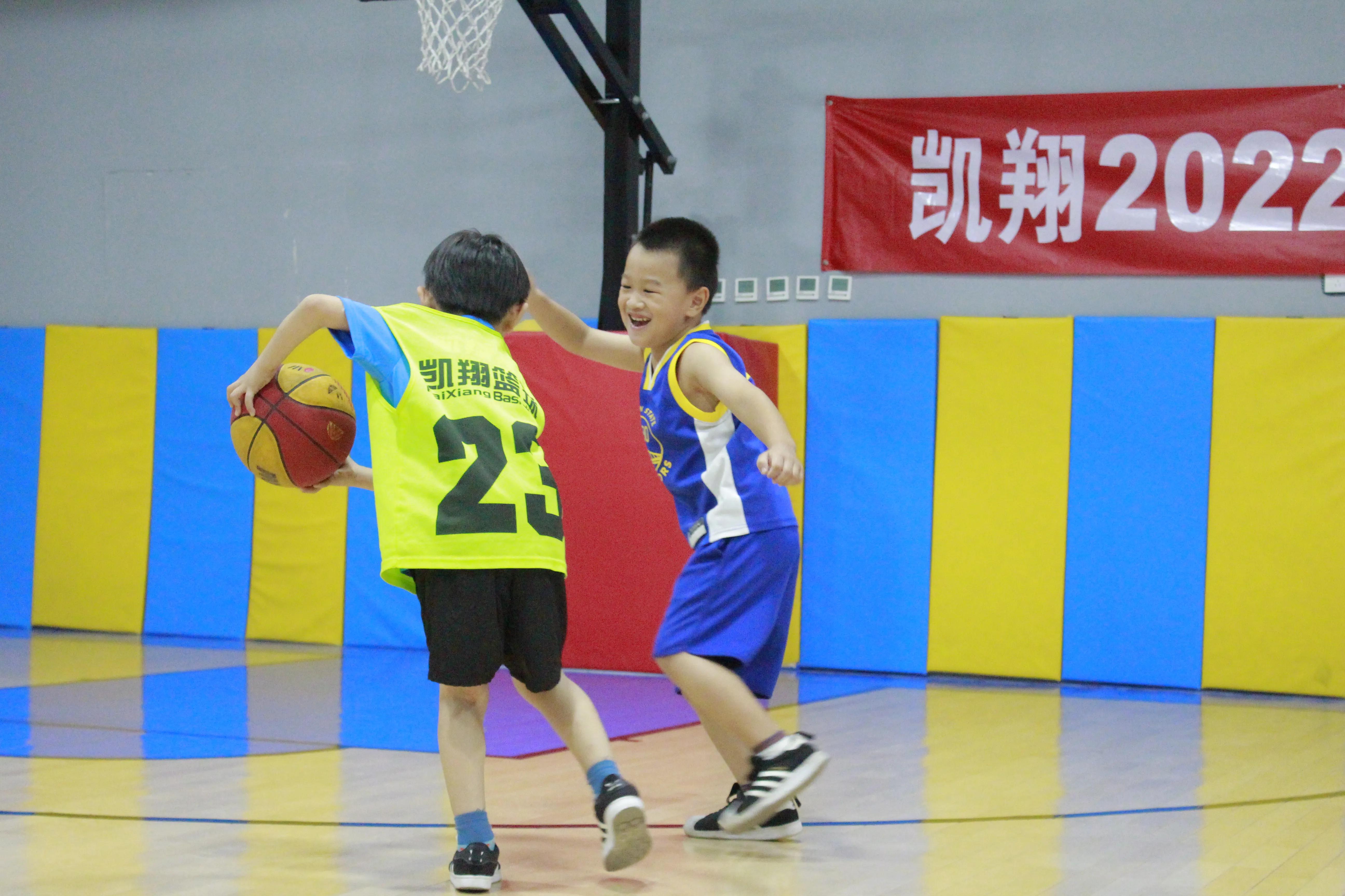2konline2庫里投籃技巧（小盆友的籃球動作做得完美 一記標準的投籃如同美職籃球星庫里一樣）