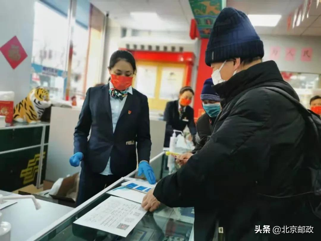 喜迎“双奥” 京城邮迷争相购买冬奥会开幕式纪念邮票
