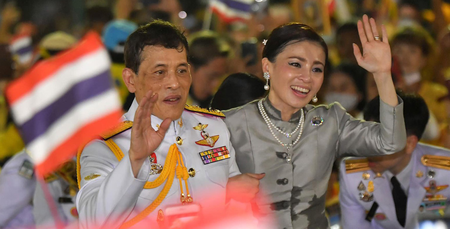 2014年泰国最美王妃,被爆出赤裸趴地给狗喂食,全程多人围观录像