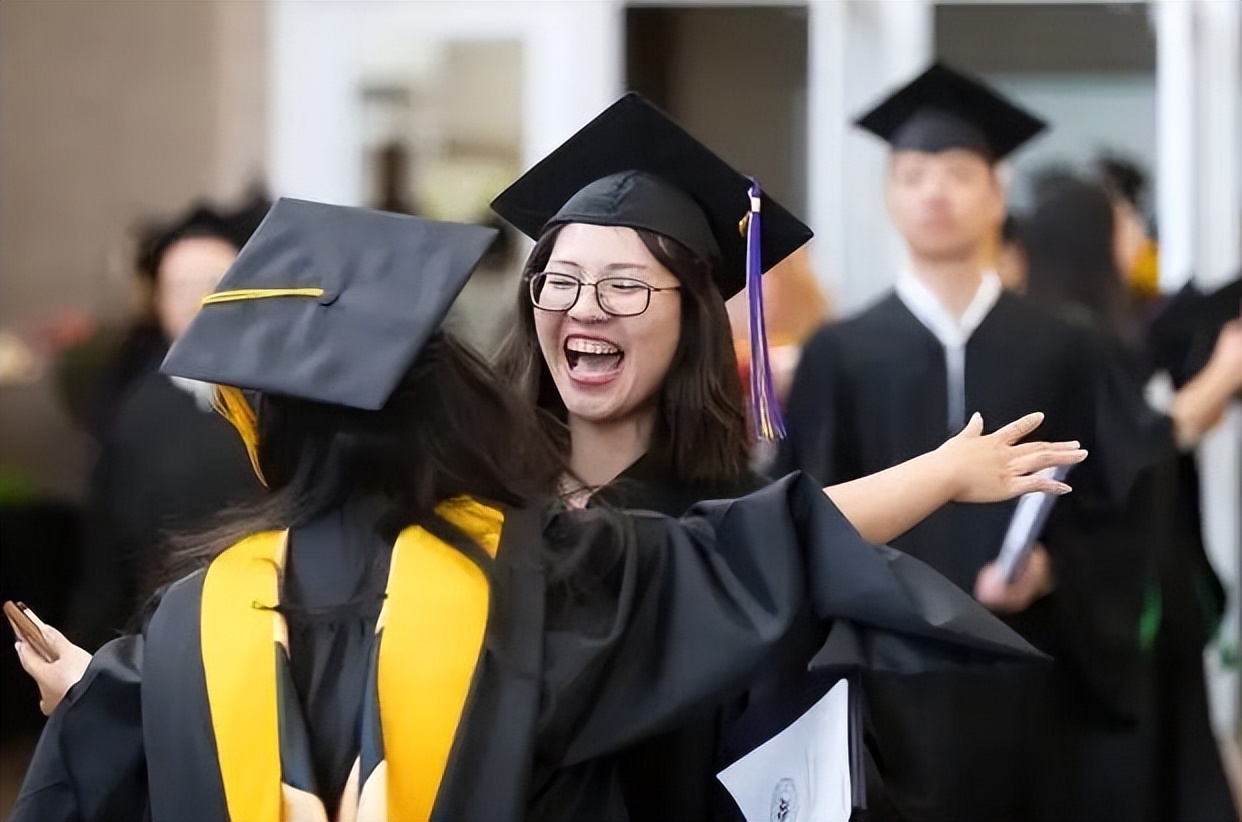 上海一高校学生在宿舍“拍大片”，网友：太美了这个女孩子